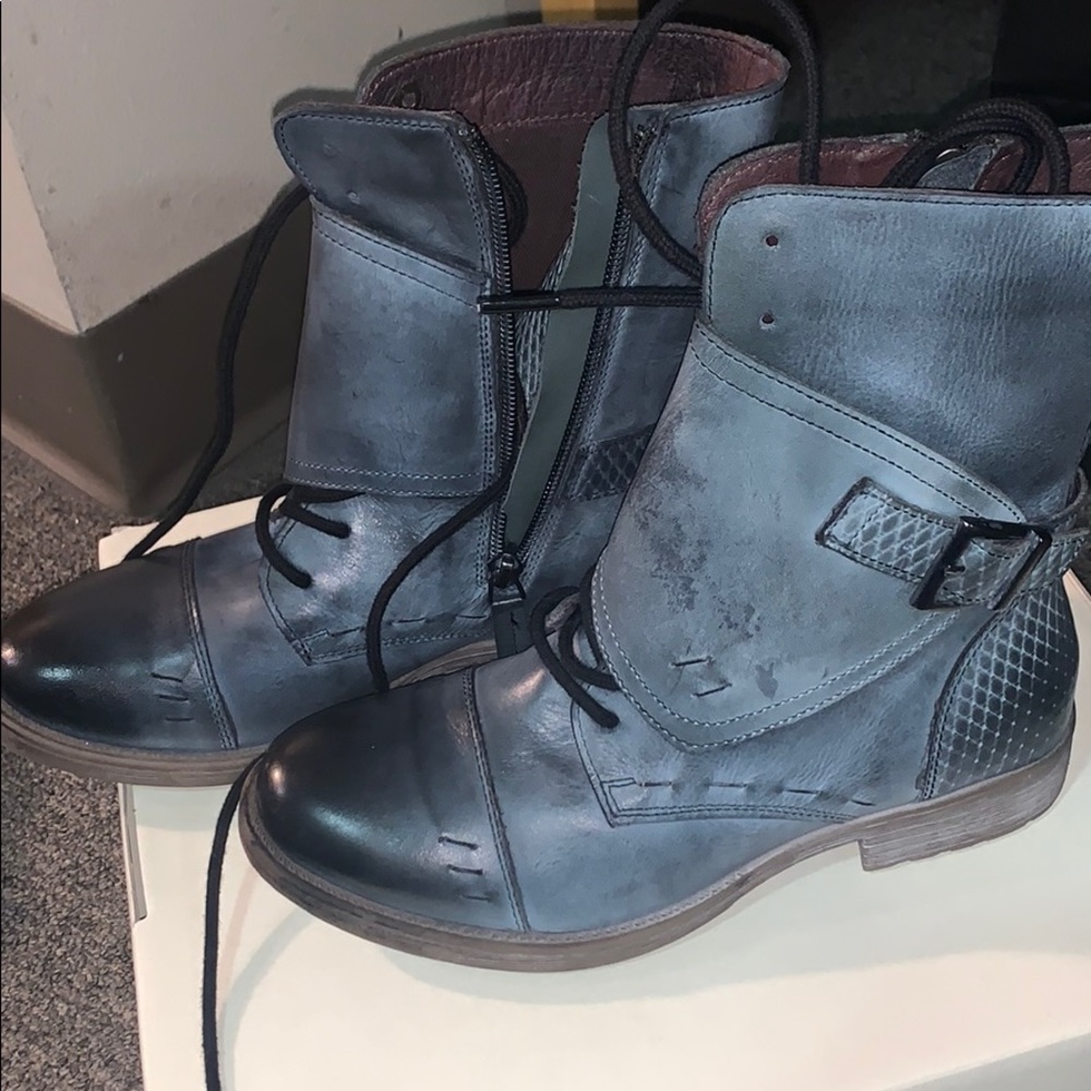 Size 6 Roan boots.